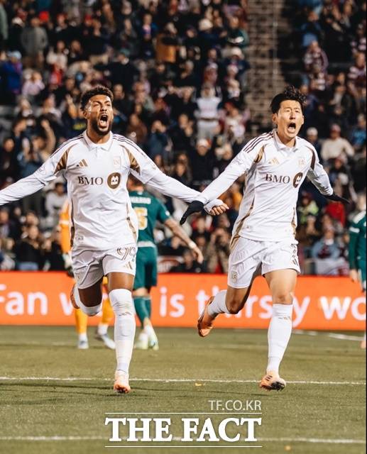 LAFC의 손흥민(오른쪽)과 드니 부앙가가 19일 콜로라도 라피즈와 2025 MLS 최종 34라운드 전반 42분 손흥민의 선제골을 합작한 후 손을 잡고 세리머니를 펼치고 있다./LAFC