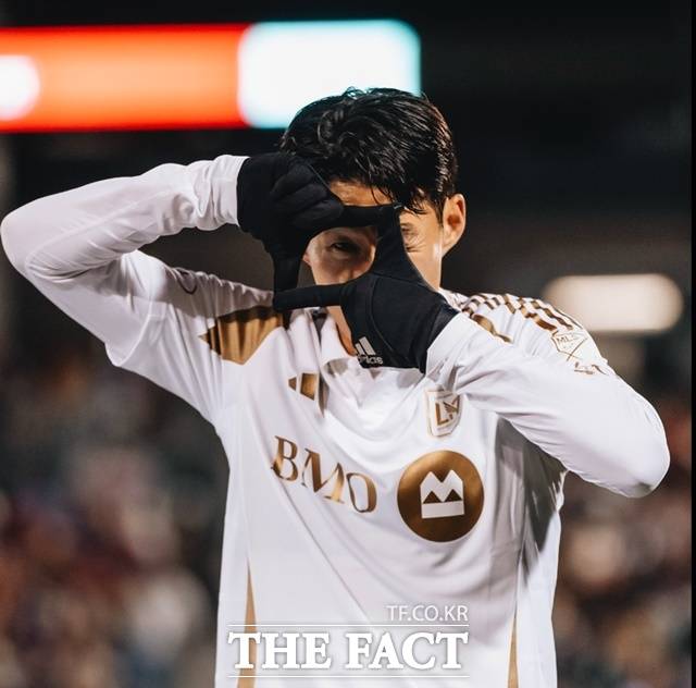 10월 A매치 2경기를 소화하고 LAFC에 복귀하자마자 득점포를 재가동한 손흥민의 찰칵 세리머니./LAFC