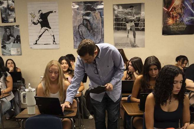 미국 캘리포니아주의 한 고등학교에서 챗GPT를 이용한 수업 모습. AP연합뉴스