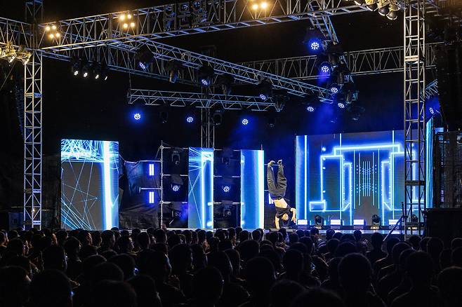 입대 전 비보이팀 소속이었던 전차대대 김재훈 상병이 브레이크 댄스를 추고 있다. /양수열 영상미디어 기자