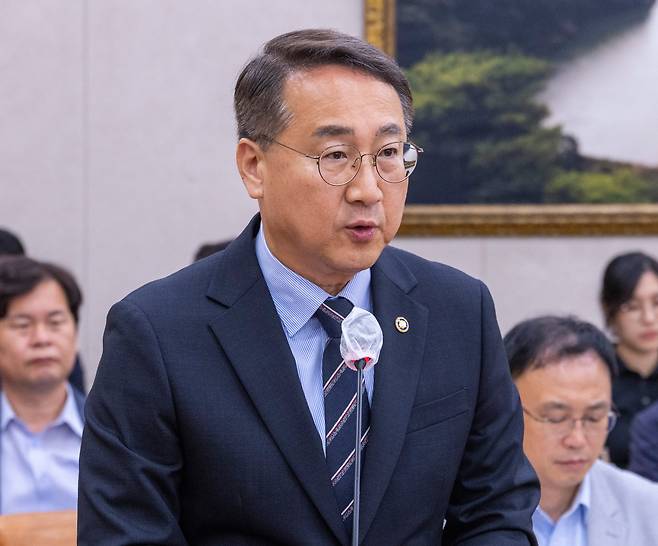 김인호 산림청장이 지난달 국회에서 열린 산불피해지원대책 특별위원회 전체 회의에 출석해 산불 특별법안 처리에 대한 감사 인사를 하고 있다. /연합뉴스