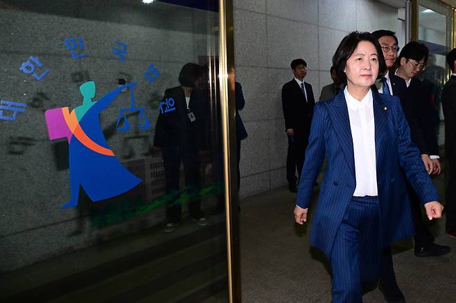추미애 국회 법제사법위원장이 지난 15일 오전 서울 서초구 대법원에서 예정된 현장 국정감사에 나서고 있다.  /뉴시스