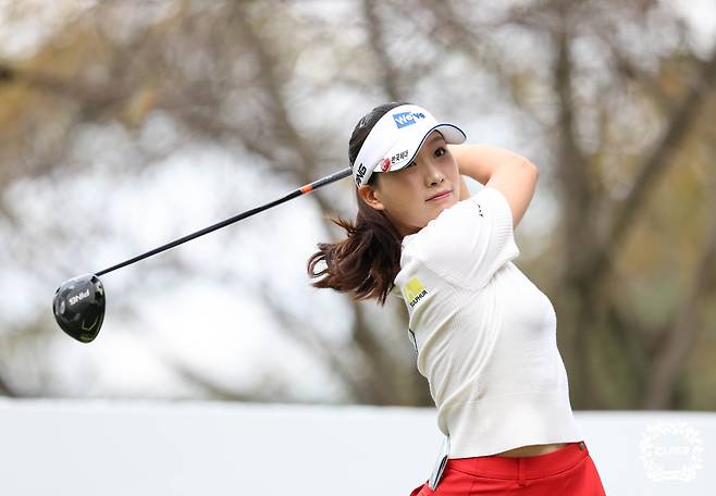 이율린이 19일 경기도 양주 레이크우드 컨트리클럽에서 열린 KLPGA 투어 상상인·한경 와우넷 오픈 4라운드에서 2번홀 티샷을 하고 있다./KLPGA