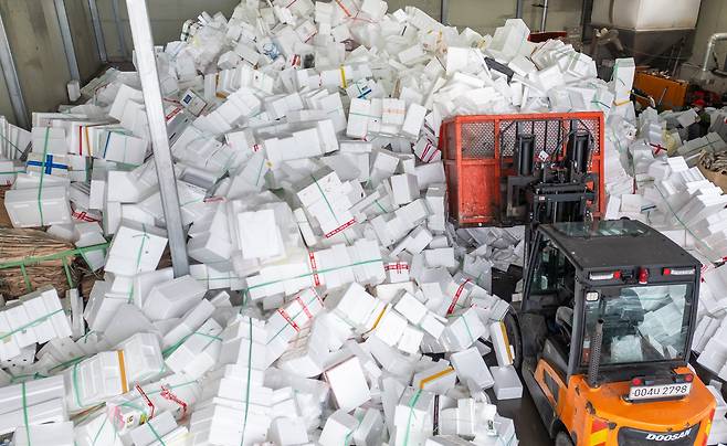 광주광역시 북구 월출동 재활용선별장에서 직원들이 명절 연휴기간에 수거해온 스티로폼를 처리하고 있다. 구청 관계자는 "수거해온 스티로폼과 일회용품이 평소에 비해 3배가량 증가했다"고 했다. /김영근 기자