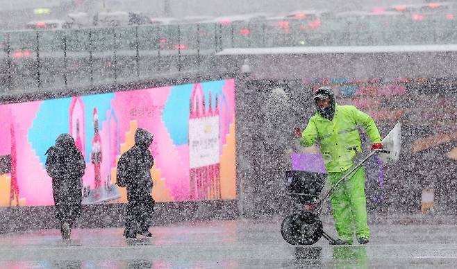 서울에 대설주의보가 내려진 지난 2월 6일 오후 서울 종로구 광화문 광장 일대에서 서울시 관계자가 제설 작업을 하고 있다. /뉴스1