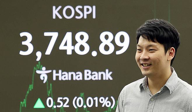 17일 오후 서울 중구 하나은행 딜링룸 전광판에 종가 기준 사상 최고가를 경신한 코스피 지수가 나타나고 있다. /뉴스1