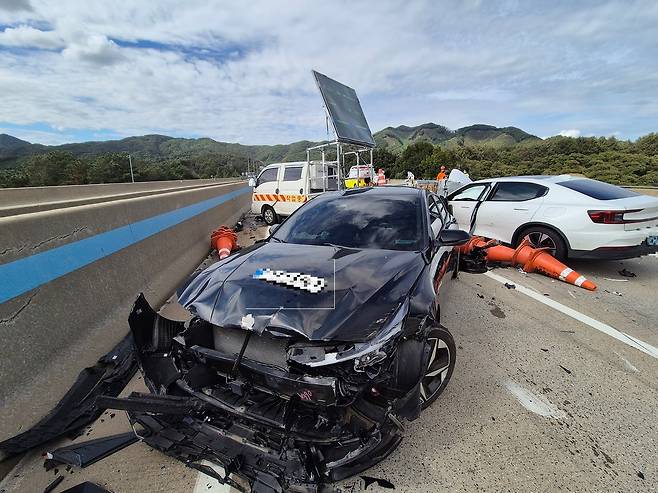 당진대전고속도로에서 발생한 교통사고 현장. /공주소방서