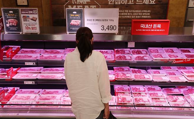 서울 한 대형마트 정육매장에서 시민들이 돼지고기를 살펴보고 있다./뉴스1
