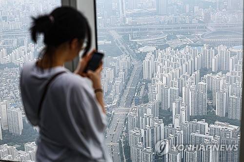 한 시민이 서울아파트 밀집 지역을 보고 있다. [연합뉴스]