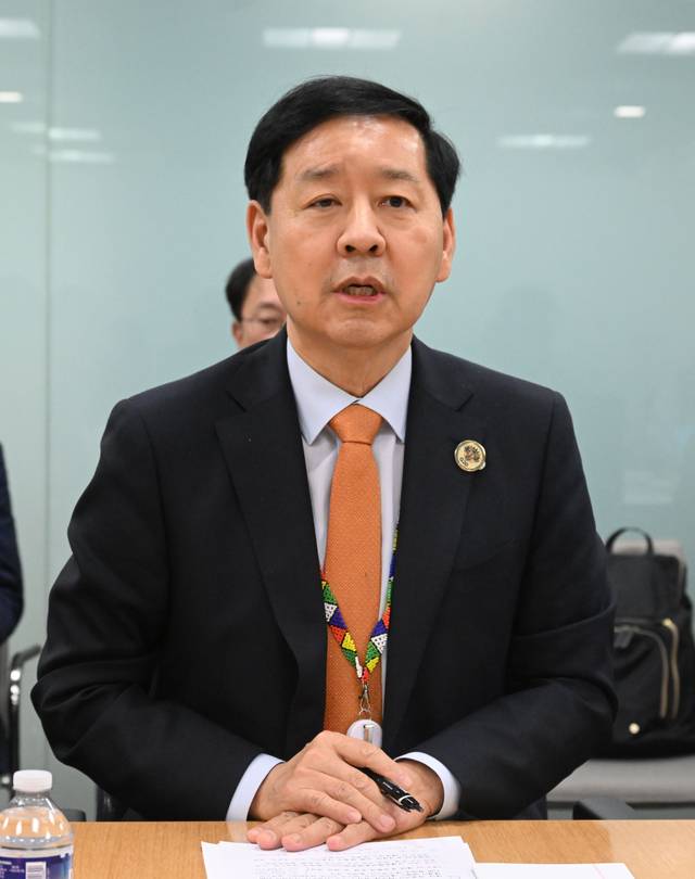 구윤철 부총리 겸 기획재정부 장관이 16일(현지시간) 국제통화기금(IMF)에서 동행기자단과 간담회를 하고 있다. [기획재정부]