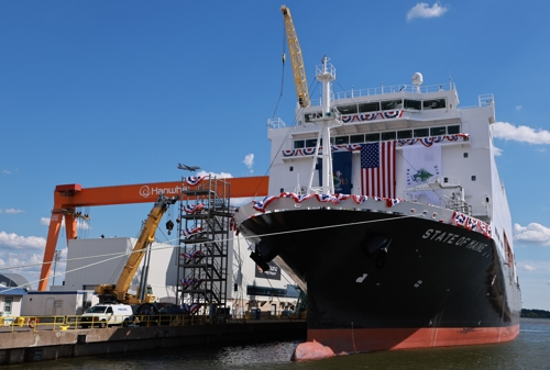 미국 필라델피아 한화 필리조선소에 지난 8월 26일(현지시간) 크레인 옆으로 ‘스테이트 오브 메인’호가 떠 있는 모습. 연합뉴스.