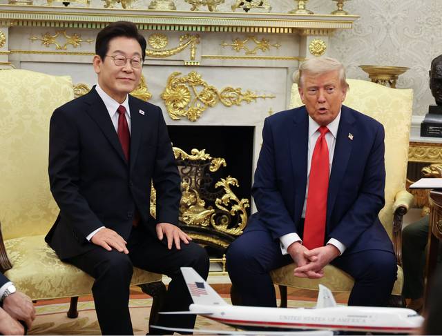 이재명 대통령이 25일(현지시간) 미국 워싱턴 DC 백악관 오벌오피스에서 도널드 트럼프 미국 대통령과 한미 정상회담을 하고 있다. [연합뉴스]