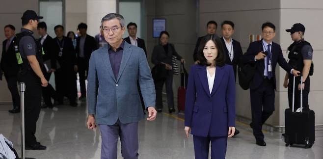[인천공항=뉴시스] 홍효식 기자 = 정부합동대응팀 단장인 김진아 외교부 2차관과 박성주 경찰청 국가수사본부장 등 15일 오후 인천국제공항 제2터미널에서 한국인 대상 취업사기·납치·감금 범죄가 빈번하게 발생하고 있는 캄보디아로 출국하고 있다. 2025.10.15. yesphoto@newsis.com /사진=뉴시스
