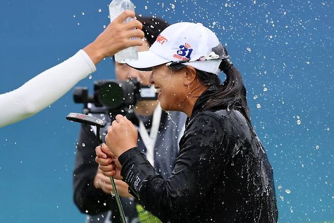 19일 오후 전남 해남 파인비치 골프링크스에서 열린 BMW 레이디스 챔피언십 2025 파이널 라운드에서 24언더파로 최종 우승한 김세영이 동료 선수들로부터 축하를 받고 있다. 뉴시스