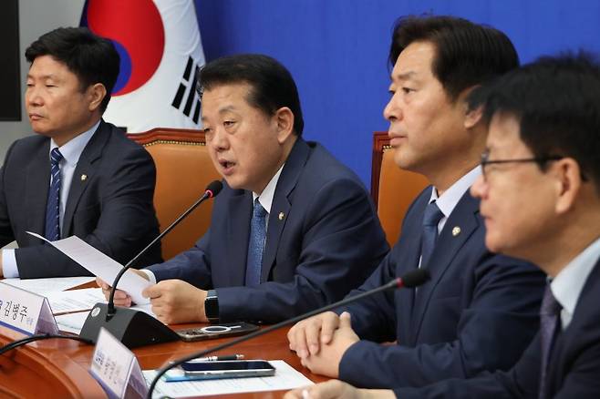 캄보디아 가보니…더불어민주당 재외국민안전대책단 단장인 김병주 최고위원(왼쪽 두번째)이 19일 서울 여의도 국회에서 20대 한국인 3명 구출 등 캄보디아 현지 활동 성과에 대해 브리핑하고 있다. 연합뉴스