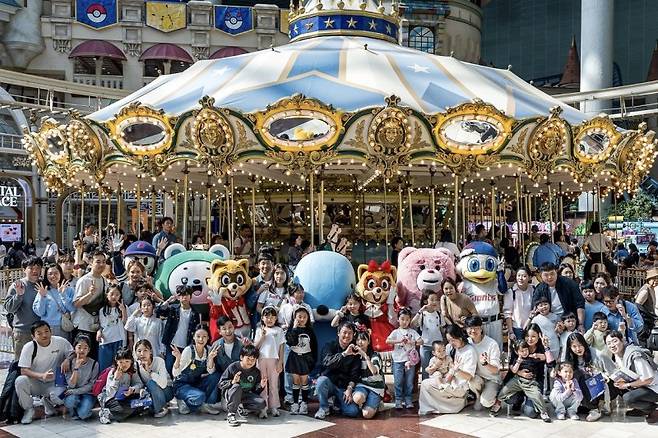 지난 17일 서울 잠실 롯데월드어드벤처에서 열린 '2025 롯데 러브 패밀리 페스티벌' 참가자들이 기념촬영을 하고 있다. 롯데지주 제공