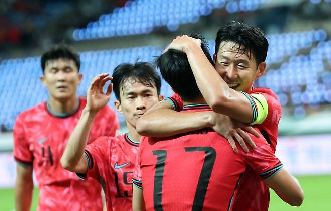지난 14일 서울 마포구 상암월드컵경기장에서 열린 '하나은행 초청 축구국가대표팀 친선경기' 대한민국과 파라과이의 경기에서 엄지성이 첫 골을 넣고 손흥민과 포옹을 하고 있다. 뉴스1