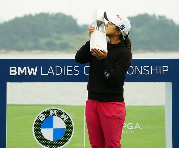 2025년 미국여자프로골프(LPGA) 투어 '가을 아시안 스윙' 두 번째 대회인 BMW 레이디스 챔피언십 우승을 차지한 김세영 프로가 우승 트로피를 들고 기념 촬영하는 모습이다. 사진제공=BMW 레이디스 챔피언십 대회 조직위원회 (사진을 무단으로 사용하지 마십시오.)