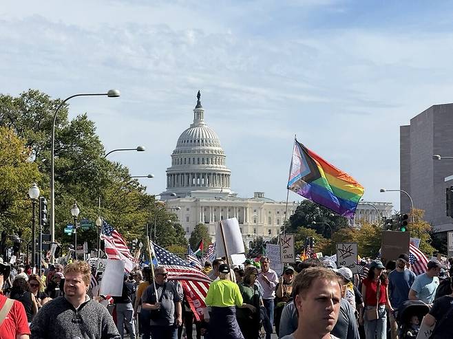 18일(현지시각) 미국 워싱턴 중심 펜실베이니아 에비뉴에는 ‘노 킹스(No Kings)’ 시위에 참석하려는 수만명의 사람들이 몰렸다. 워싱턴/김원철 특파원