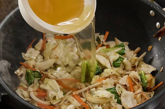 조광효 셰프가 ‘아지요유 탕면’을 만들고 있다. 염서정 스튜디오 어댑터