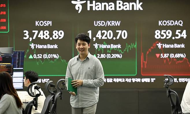 코스피가 0.52p(0.01%) 오른 3,748.89에 장을 종료한 지난 17일 서울 명동 하나은행 본점 딜링룸에서 딜러들이 업무를 보고 있다. 연합뉴스