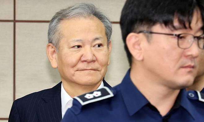 12·3 비상계엄 관련 언론사 단전·단수를 지시한 혐의로 구속기소된 이상민 전 행정안전부 장관이 17일 오전 서울 서초구 서울중앙지방법원에서 열린 첫 공판에 출석하고 있다. 김태형 기자 xogud555@hani.co.kr