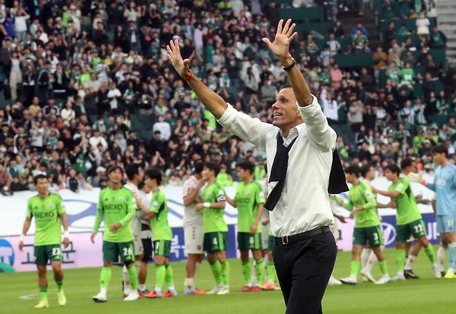 전북 현대 거스 포옛 감독이 18일 전북 전주월드컵경기장에서 우승을 확정지은 뒤 팬들을 향해 손을 흔들고 있다. 연합뉴스