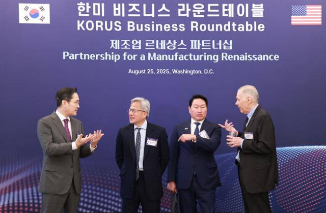 이재용(왼쪽부터) 삼성전자 회장, 젠슨 황 엔비디아 최고경영자(CEO), 최태원 대한상공회의소 회장 겸 SK그룹 회장, 게리 디커슨 어플라이드 머티리얼즈 최고경영자(CEO)가 8월 25일 미국 워싱턴 윌라드 호텔에서 열린 한미 비즈니스 라운드 테이블 리셉션에 참석해 대화하고 있다. 워싱턴=연합뉴스