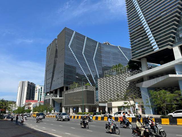 17일 캄보디아 프놈펜 중심가 센속에 위치한 프린스그룹 본사 전경. 왼쪽과 오른쪽 2개 동을 사용하고 있다. 며칠 전까지만 해도 켜져 있던 대형 전광판이 꺼져 있다. 빌딩 가장 높은 곳에 걸려 있던 왕관 모양의 그룹 간판도 떼어졌다. 프놈펜=허경주 특파원