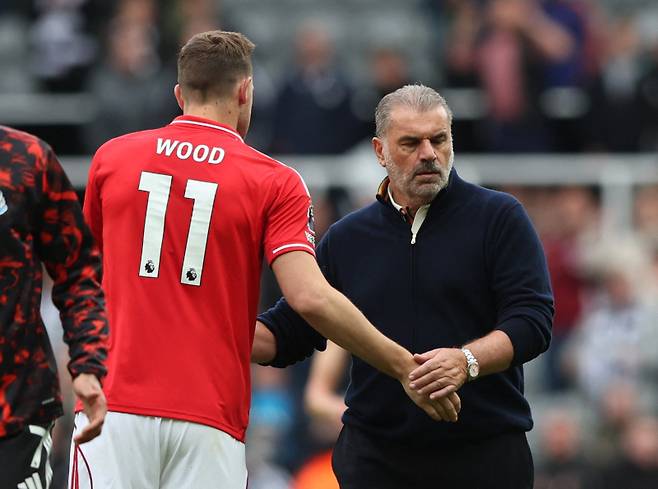 <yonhap photo-0009="">엔제 포스테코글루 감독(오른쪽)이 18일 첼시와의 EPL 8라운드서 0-3으로 패한 뒤 17분 만에 해임됐다. 로이터=연합뉴스</yonhap>