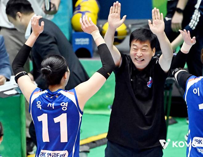 김호철(오른쪽) IBK기업은행 감독과 육서영. 사진=KOVO