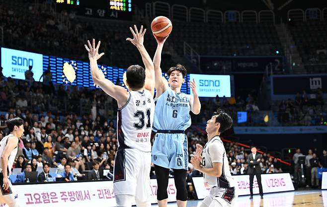 19일 고양소노아레나에서 열린 소노와 KCC의 2025~26 LG전자 프로농구 정규리그 경기. 소노 이정현(6번)이 슛을 시도하고 있다. 사진=KBL