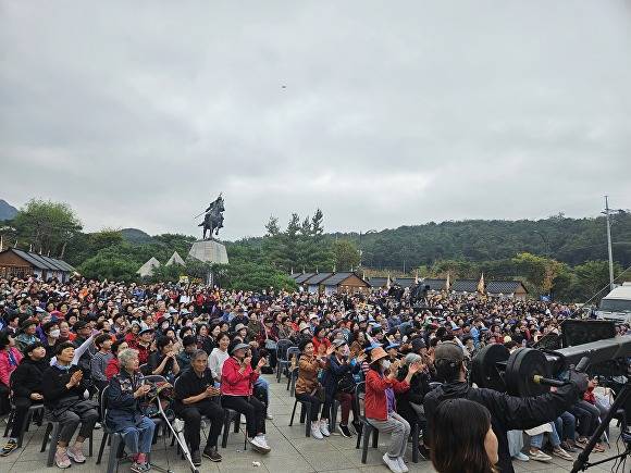 2025관악강감찬축제에서 '시민 풍류제'를 관람하고 있는 시민들. [사진=홍성효 기자]