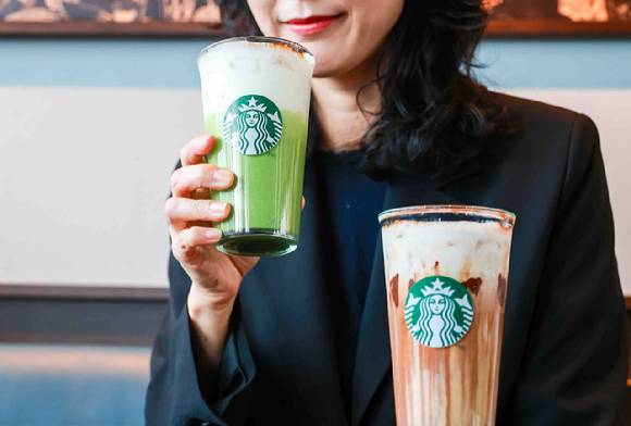 말차 글레이즈드 티 라떼(왼쪽)과 블랙 글레이즈드 라떼. [사진=스타벅스]