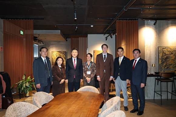 이강덕 포항시장(왼쪽 세번째)이 아바야 칼쇼이 크누덴 AEC 의장과 만나 기념촬영을 하고 있다.  [사진=포항시청]