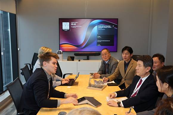 이강덕 포항시장(오른쪽)이 요한 팔 요한손 환경에너지기후부 장관과 신재생에너지와 해양 탄소중립 협력 방안을 중점 논의하고 있ㄷ. [사진=포항시청]