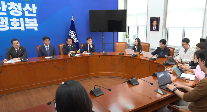 김병기 원내대표(왼쪽)가 19일 오전 국회에서 열린 더불어민주당 국정감사 기자간담회에서 기자들의 질문을 받고 있다. (유튜브 캡처)