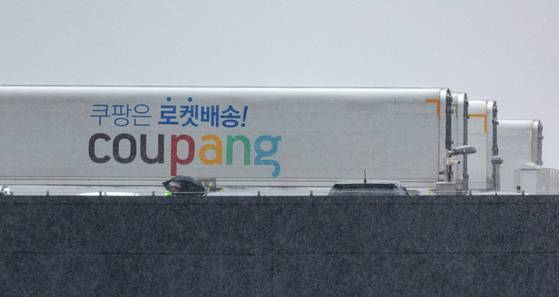 쿠팡 물류 자회사 쿠팡풀필먼트서비스(쿠팡CFS)가 일용직 노동자 퇴직금 관련 취업규칙 원상 복구에 나서면서 후폭풍이 거세다. 사진은 지난 8월 택배 없는 날을 하루 앞둔 13일 경기 부천시의 한 택배 물류센터에 자리한 쿠팡 배송 차량. 뉴스1