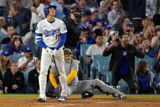 LA 다저스 오타니 쇼헤이가 18일 밀워키와의 내셔널리그 챔피언십시리즈 4차전에서 7회 중월 솔로홈런을 터뜨린 뒤 타구를 지켜보고 있다. 이날 오타니는 선발투수로 6이닝 무실점, 타자로 3홈런을 기록하며 5-1 승리를 이끌고 월드시리즈 진출을 확정했다. 로이터=연합뉴스