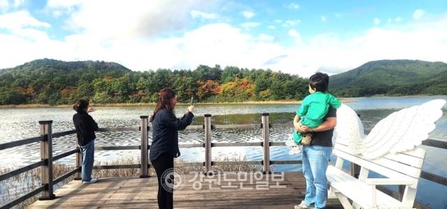 ▲ 19일 충주에서 고성군 송지호를 찾은 한 가족이 단란하게 가족사진을 찍고 있다.