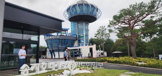 ▲ 고성 송지호 비지터센터가 개관 후 친절한 안내로 방문객들로부터 호응을 얻고 있다.