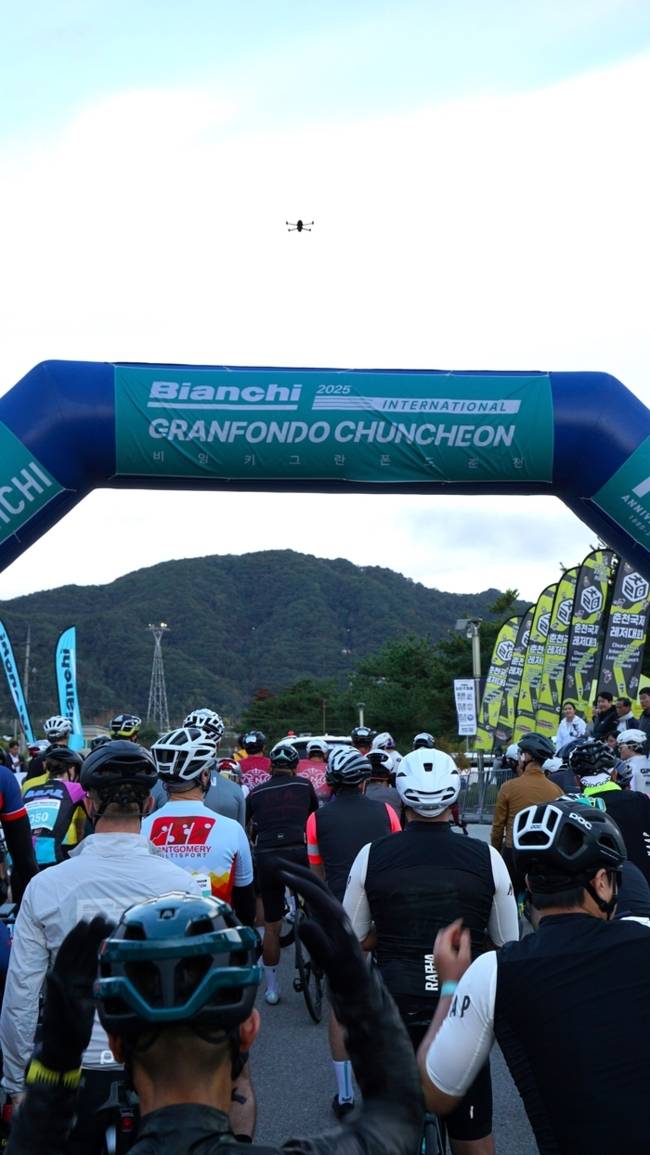 ▲ ‘2025 춘천국제레저대회-비앙키 그란폰도 춘천’ 대회가 18~19일 춘천 일원에서 2200여명의 자전거 레저인들이 참가해 선선한 가을날씨를 만끽했다. 춘천레저·태권도조직위원회 제공