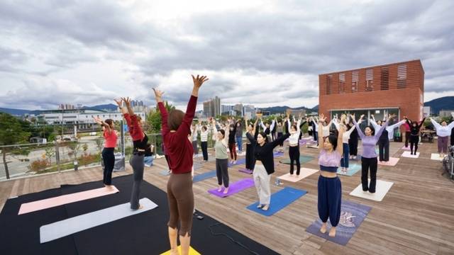 ▲ 춘천레저·태권도조직위원회는 18~19일 춘천 일원에서 1200여명의 시민들이 참여한 가운데 ‘시민레저이벤트’를 개최했다. 사진은 화동2571 루프탑에서 열린 요가프로그램 ‘요즘가을’ 모습.  춘천레저·태권도조직위원회 제공.