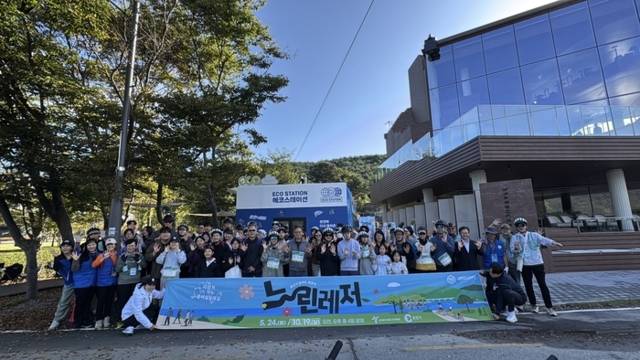 ▲ 춘천레저·태권도조직위원회는 18~19일 춘천 일원에서 1200여명의 시민들이 참여한 가운데 ‘시민레저이벤트’를 개최했다. 사진은  의암호 자전거길, 킹카누, 붕어섬 트레킹을 잇는 코스에서 열린 ‘느린레저 3종 챌린지’ 행사 모습.춘천레저·태권도조직위원회 제공.