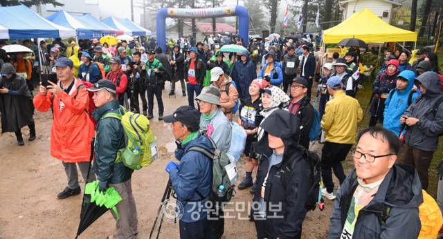 ▲ 17일 고성 진부령과 향로봉일대에서 열린 2025 백두대간 향로봉 트레킹대회에서 함명준 고성군수, 경민현 강원도민일보 사장, 이인영 국회의원(전 통일부장관) 등 내빈과 참가자 300여명이 출발 전 주의사항을 듣고 있다. 방도겸 기자