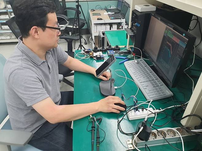 이헌규 책임이 충전 동작 분석을 하고 있다. 수원=윤현주 기자