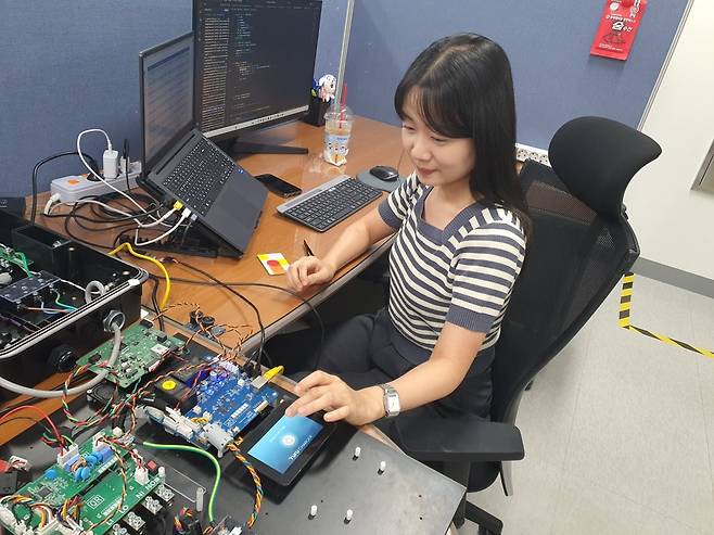 김세은 연구원이 스마트제어형 유선 충전기 SW 개발 중이다. 수원=윤현주 기자