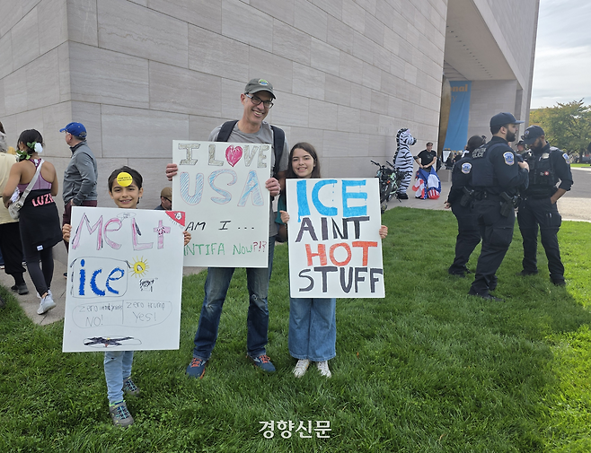 어린 자녀들과 함께 집회에 참여한 시민. 피켓에는 ‘나는 미국을 사랑하는데, 그러면 나도.. 안티파?’라고 쓰여 있다.