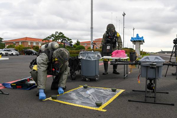 지난 16일 부산 강서구 김해기지 주기장에서 공군이 화생방 물질 확인 후 오염 방지 작업을 하고 있다. 공군 제공