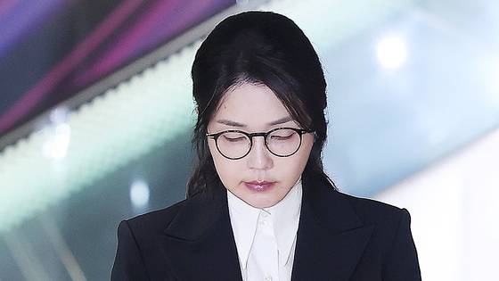 Former first lady Kim Keon Hee leaves the special counsel’s office in central Seoul after being questioned on Aug. 6. [NEWS1]